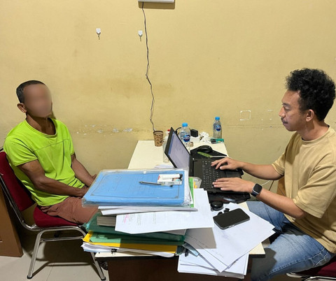 Pelaku KDRT saat diamankan di Polres Kubu Raya. Foto: Dok. Polres Kubu Raya