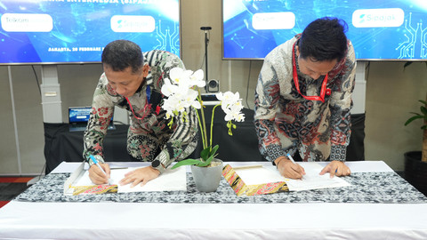 Direktur Utama TelkomMetra Pramasaleh Hario Utomo (kiri) dan Direktur Utama Sipajak Rachmad Isdiawan (kanan) saat menandatangani Perjanjian Kerja Sama (PKS) antara TelkomMetra dengan Sipajak di Jakarta, beberapa waktu lalu. Foto: dok. Telkom