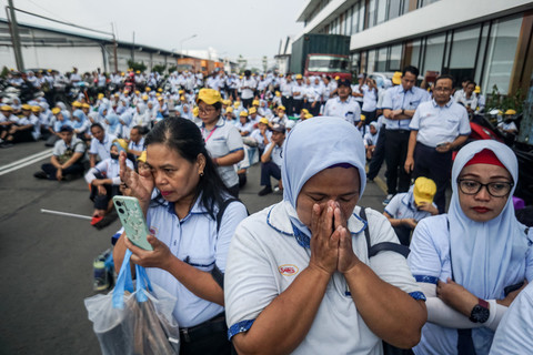 Buruh dan karyawan mendengarkan pidato dari direksi perusahaan di Pabrik Sri Rejeki Isman Tbk (Sritex) di Sukoharjo, Jawa Tengah, Jumat (28/2/2025). Foto: ANTARA FOTO/Mohammad Ayudha