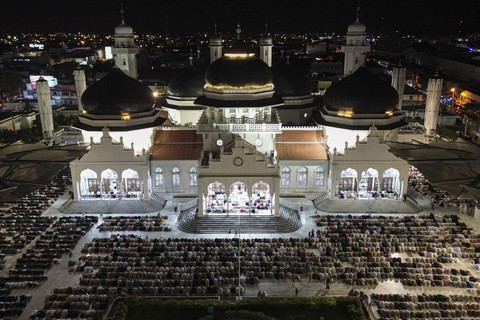 Foto udara ribuan umat Islam menunaikan shalat tarawih pertama di Masjid Raya Baiturrahman, Banda Aceh, Aceh, Jumat (28/2/2025). Foto: Khalis Surry/ANTARA FOTO