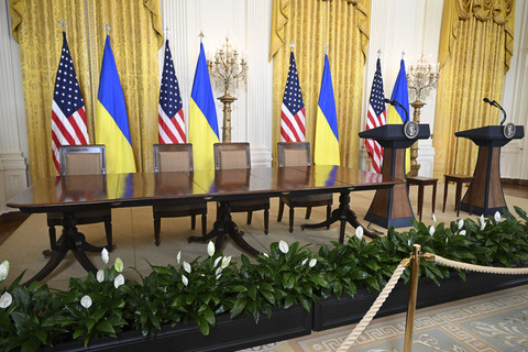 Suasana panggung Presiden Amerika Serikat Donald Trump dan Presiden Ukraina Volodymyr Zelensky untuk menyampaikan keterangan pers saat melakukan pertemuan kenegaraan di Gedung Putih, Washington DC, Amerika Serikat, Jumat (28/2/2025). Foto: Saul Loeb/AFP