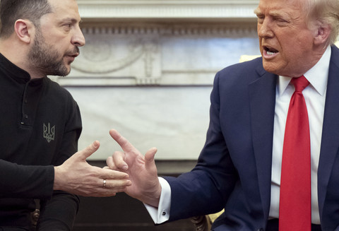 Presiden Amerika Serikat Donald Trump berbincang dengan Presiden Ukraina Volodymyr Zelensky saat melakukan pertemuan kenegaraan di Gedung Putih, Washington DC, Amerika Serikat, Jumat (28/2/2025). Foto: Saul Loeb/AFP