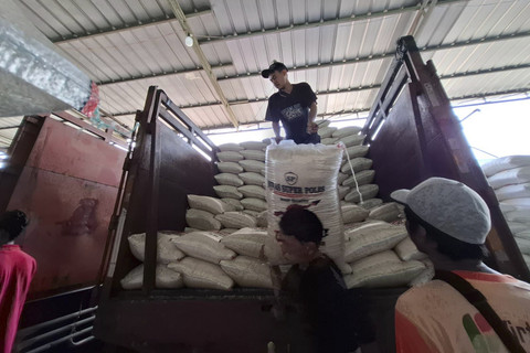 Pekerja mengangkat Beras di Pasar Induk Beras Cipinang, Jakarta Timur, Sabtu (1/3/2025).  Foto: Rayyan Farhansyah/kumparan