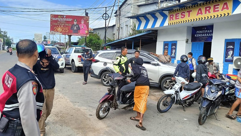 Petugas mengamankan kendaraan yang terlibat balap liar di Ketapang. Foto: Dok. Polres Ketapang