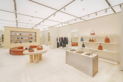 Desain interior butik Chloé di Plaza Indonesia bergaya mid-century. Foto: Chloe Indonesia
