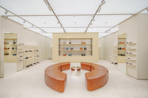 Desain interior butik Chloé didesain sesuai dengan ciri khas koleksi mereka. Foto: Chloe Indonesia
