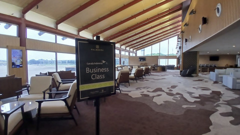 Menteri BUMN Erick Thohir melakukan pengecekan di fasilitas pada Terminal 2F, Bandara Soekarno-Hatta, Tangerang, Sabtu, 1 Maret 2025. Di mana, terminal 2 F dikhususnya pada layanan jamaah umrah dan haji. Foto: Dok. kumparan