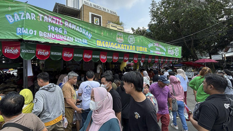Suasana Bazar Takjil Ramadan di Bendungan Hilir, Jakarta, Sabtu (1/3/2025).  Foto: Abid Raihan/kumparan