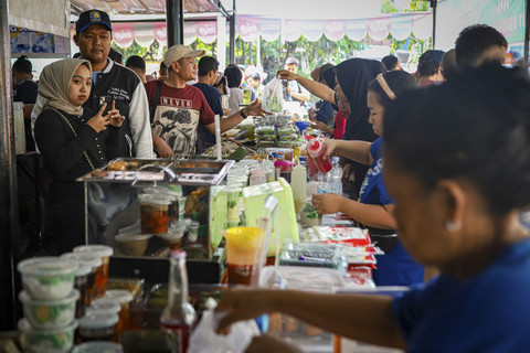 Sejumlah pedagang menawarkan dagangannya kepada pembeli saat Bazar Takjil di Bendungan Hilir, Jakarta, Sabtu (1/3/2025). Foto: Iqbal Firdaus/kumparan