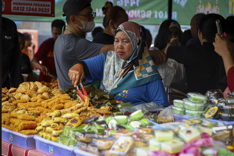 Sejumlah pedagang menata dagangannya saat Bazar Takjil di Bendungan Hilir, Jakarta, Sabtu (1/3/2025). Foto: Iqbal Firdaus/kumparan