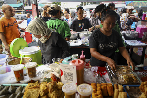 Sejumlah pedagang menata dagangannya saat Bazar Takjil di Bendungan Hilir, Jakarta, Sabtu (1/3/2025). Foto: Iqbal Firdaus/kumparan