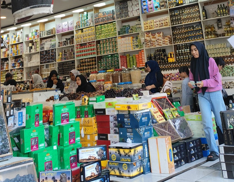Calon pembeli melihat sejumlah jenis kurma di Toko Al Abira di Pasar Tanah Abang, Jakarta, Sabtu (1/3).  Foto: Widya/kumparan