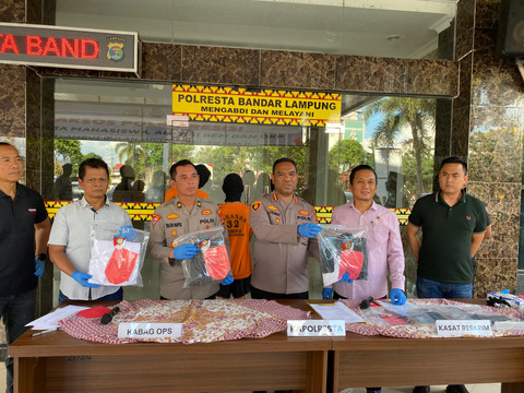 Polresta Bandar Lampung saat menunjukkan alat bukti kasus persetubuhan anak dibawah umur. | Foto: Sinta Yuliana/Lampung Geh