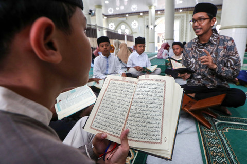 Santri mendengarkan materi dari pengajar saat mengikuti pengkajian (dauroh) dan hafalan Al Quran di Masjid Babul Maghfirah, Tanjong Seulamat, Aceh Besar, Aceh, Sabtu (1/3/2025).  Foto: ANTARA FOTO/Irwansyah Putra