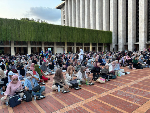 Suasana buka puasa bersama di Masjid Istiqlal, Jakarta pada Sabtu (1/3) Foto: Abid Raihan/kumparan
