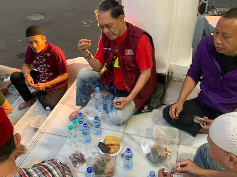 Masyarakat menyantap takjil dan makan berat di Masjid Cut Meutia, Jakarta pada hari pertama puasa, Sabtu (1/3/2025). Foto: Luthfi Humam/kumparan