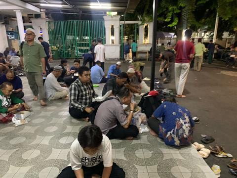 Masyarakat menyantap takjil dan makan berat di Masjid Cut Meutia, Jakarta pada hari pertama puasa, Sabtu (1/3/2025). Foto: Luthfi Humam/kumparan