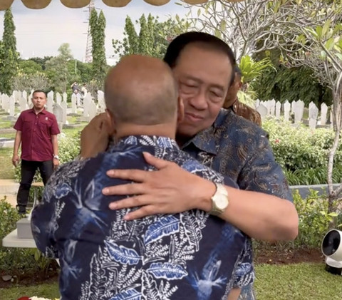 Ilham Habibie berpelukan dengan SBY di Taman Makam Pahlawan, Kalibata. Dok: @ilham.a.habibie
