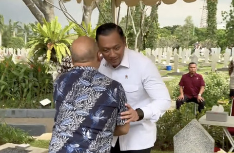 Ilham Habibie berpelukan dengan AHY di Taman Makam Pahlawan, Kalibata. Dok: @ilham.a.habibie