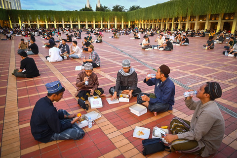 Umat muslim menunggu waktu berbuka puasa pada hari pertama Ramadan di Masjid Istiqlal, Jakarta, Sabtu (1/3/2025). Foto: ANTARA FOTO/Rivan Awal Lingga