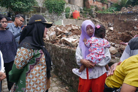 Wali Kota Bandar Lampung, Eva Dwiana, meninjau lokasi bencana longsor di Gang Kelinci, Kelurahan Gedong Air, Kecamatan Tanjung Karang Barat | Foto : Ist