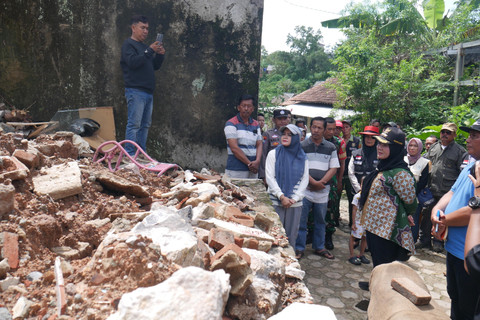 Wali Kota Bandar Lampung, Eva Dwiana, meninjau lokasi bencana longsor di Gang Kelinci, Kelurahan Gedong Air, Kecamatan Tanjung Karang Barat | Foto : Ist