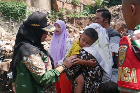 Wali Kota Bandar Lampung, Eva Dwiana, meninjau lokasi bencana longsor di Gang Kelinci, Kelurahan Gedong Air, Kecamatan Tanjung Karang Barat | Foto : Ist