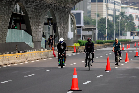 Sejumlah warga berolahraga saat bulan suci ramadan di Kawasan Bundaran HI, Jakarta, MInggu (2/3/2025). Foto: Jamal Ramadhan/kumparan
