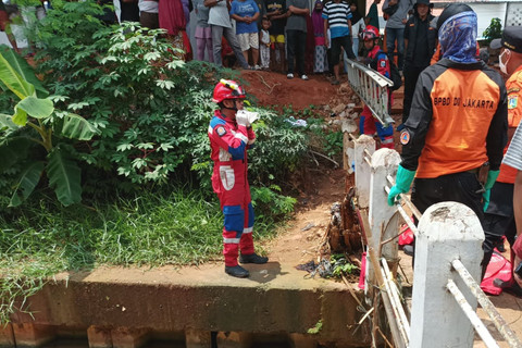 Evakuasi mayat wanita tanpa identitas di Kalimalang, Jakarta Timur, Minggu (2/3/2025).   Foto: BPBD Jakarta