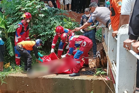 Evakuasi mayat wanita tanpa identitas di Kalimalang, Jakarta Timur, Minggu (2/3/2025).   Foto: BPBD Jakarta