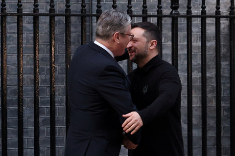 Presiden Ukraina Volodymyr Zelenskiy melakukan pertemuan dengan Perdana Menteri Inggris Keir Starmer di Downing Street, London, Inggris, Sabtu (1/3/2025). Foto: Toby Melville/REUTERS