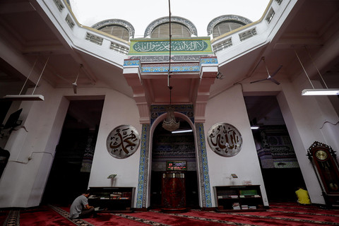 Warga membaca Al Quran di Masjid Cut Meutia, Jakarta Pusat, Minggu (2/3/2025). Foto: Jamal Ramadhan/kumparan