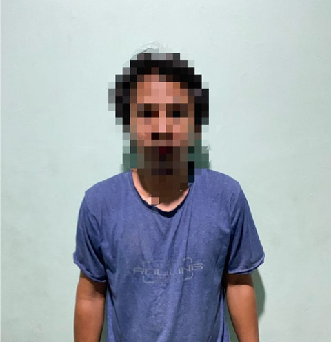 Salah satu penambang emas ilegal di PT WHS 2 Sambas diamankan polisi. Foto: Dok. Satreskrim Polres Sambas