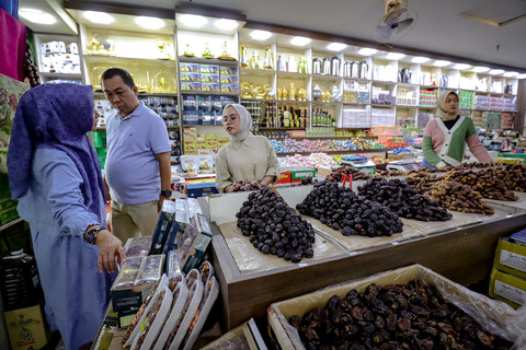 Pedagang melayani calon pembeli kurma di Pasar Tanah Abang, Jakarta, Minggu (2/3/2025). Foto: Jamal Ramadhan/kumparan
