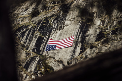 Bendera AS terbalik, simbol kesengsaraan, terlihat di dekat Air Terjun Upper Yosemite selama hari aksi nasional menentang pemecatan karyawan Layanan Taman Nasional oleh pemerintahan Trump di Taman Nasional Yosemite, California, AS, Sabtu (1/3/2025). Foto: Stephen Lam/AP