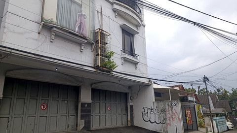 Kediaman keluarga Lilie Wijayanto, di kawasan Moch. Ramdan, Regol, Kota Bandung. Lilie adalah salah satu pendaki yang meinggal di puncak Cartensz Pyramid atau Gunung Puncak Jaya, Papua, pada Sabtu (1/3/2025). Foto: Robby Bouceu/kumparan
