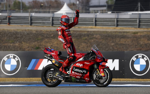 Marc Marquez dari Ducati Lenovo Team melakukan selebrasi setelah memenangkan balapan MotoGP Grand Prix Thailand di Sirkuit Internasional Chang, Buriram, Thailand, Minggu (2/3/2025). Foto: Athit Perawongmetha/REUTERS