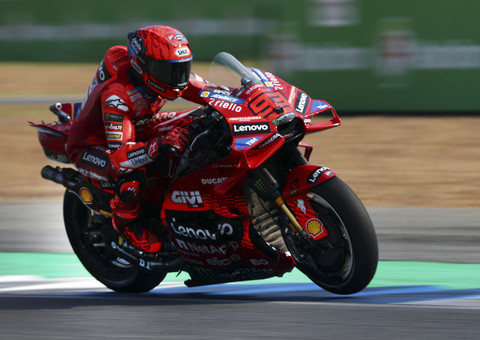Marc Marquez dari Ducati Lenovo Team beraksi dalam balapan MotoGP Grand Prix Thailand di Sirkuit Internasional Chang, Buriram, Thailand, Minggu (2/3/2025). Foto: Athit Perawongmetha/REUTERS