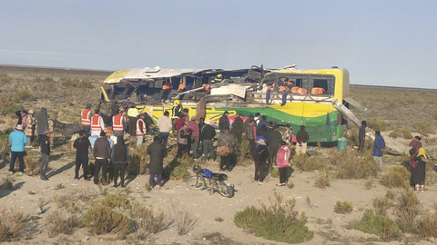 Orang-orang berdiri di dekat bus yang rusak, setelah kecelakaan fatal di jalan menuju Uyuni, di Potosi, Bolivia, Sabtu (1/3/2025). Foto: Komando Departemen Potosi via REUTERS