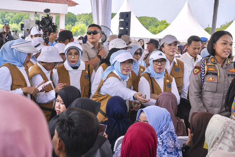 Istri Menteri Sosial Fatma Saifullah Yusuf melakukan kegiatan sosial bersama para istri menteri Solidaritas Perempuan Indonesia Kabinet Merah Putih (SERUNI), beberapa waktu lalu. Foto: Dok. Istimewa