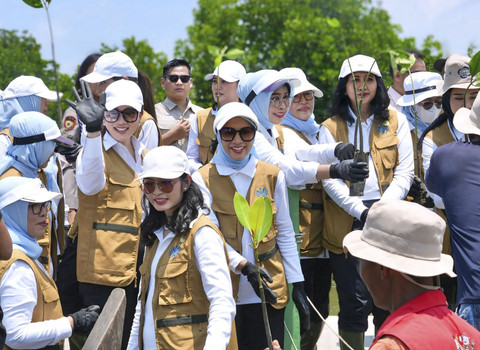 Istri Menteri Sosial Fatma Saifullah Yusuf melakukan kegiatan sosial bersama para istri menteri Solidaritas Perempuan Indonesia Kabinet Merah Putih (SERUNI), beberapa waktu lalu. Foto: Dok. Istimewa