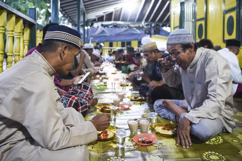 Sejumlah umat Islam menyantap Bubur Peca saat berbuka puasa di Masjid Shiratal Mustaqiem di Samarinda Seberang, Samarinda, Kalimantan Timur, Minggu (2/3/2025). Foto: M Risyal Hidayat/ANTARA FOTO