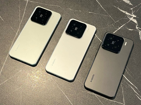 Xiaomi 15 warna putih dan hitam. Foto: Angelina Anjar/kumparan