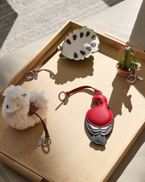 Deretan bag charms manis dari koleksi Spring 2025 TUMI. Foto: Dok. TUMI