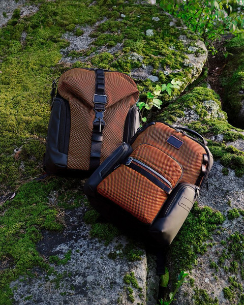 Tas Navigation Backpack dalam warna red/lime chameleon dari lini Alpha Bravo. Foto: Dok. TUMI