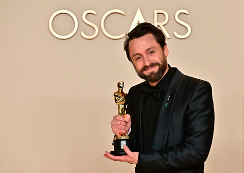 Aktor AS Kieran Culkin meraih penghargaan Academy Awards Tahunan ke-97 di Dolby Theatre, Beverly Hills, California, AS, Minggu (2/3/2025). Foto: Frederic J. Brown/AFP