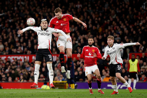 Pemain Manchester United Matthijs de Ligt berebut bola dengan pemain Fulham Andreas Pereira pada pertandingan putaran kelima Piala FA di Old Trafford, Manchester, Inggris, Minggu (2/3/2025). Foto: Jason Cairnduff/REUTERS