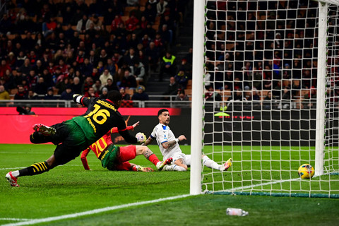 Pemain Lazio Mattia Zaccagni mencetak gol ke gawang AC Milan pada pertandingan Liga Italia di Stadion San Siro, Milan, Italia, Minggu (2/3/2025). Foto: Piero CRUCIATTI / AFP