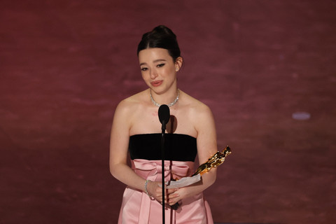 Mikey Madison menerima penghargaan Academy Awards Tahunan ke-97 di Dolby Theatre, Beverly Hills, California, AS, Minggu (2/3/2025). Foto: Carlos Barria/REUTERS