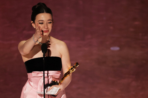 Mikey Madison menerima penghargaan Academy Awards Tahunan ke-97 di Dolby Theatre, Beverly Hills, California, AS, Minggu (2/3/2025). Foto: Carlos Barria/REUTERS